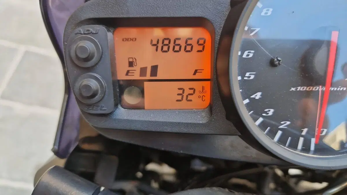 Suzuki GSR 600 (2006 - 11) (4)