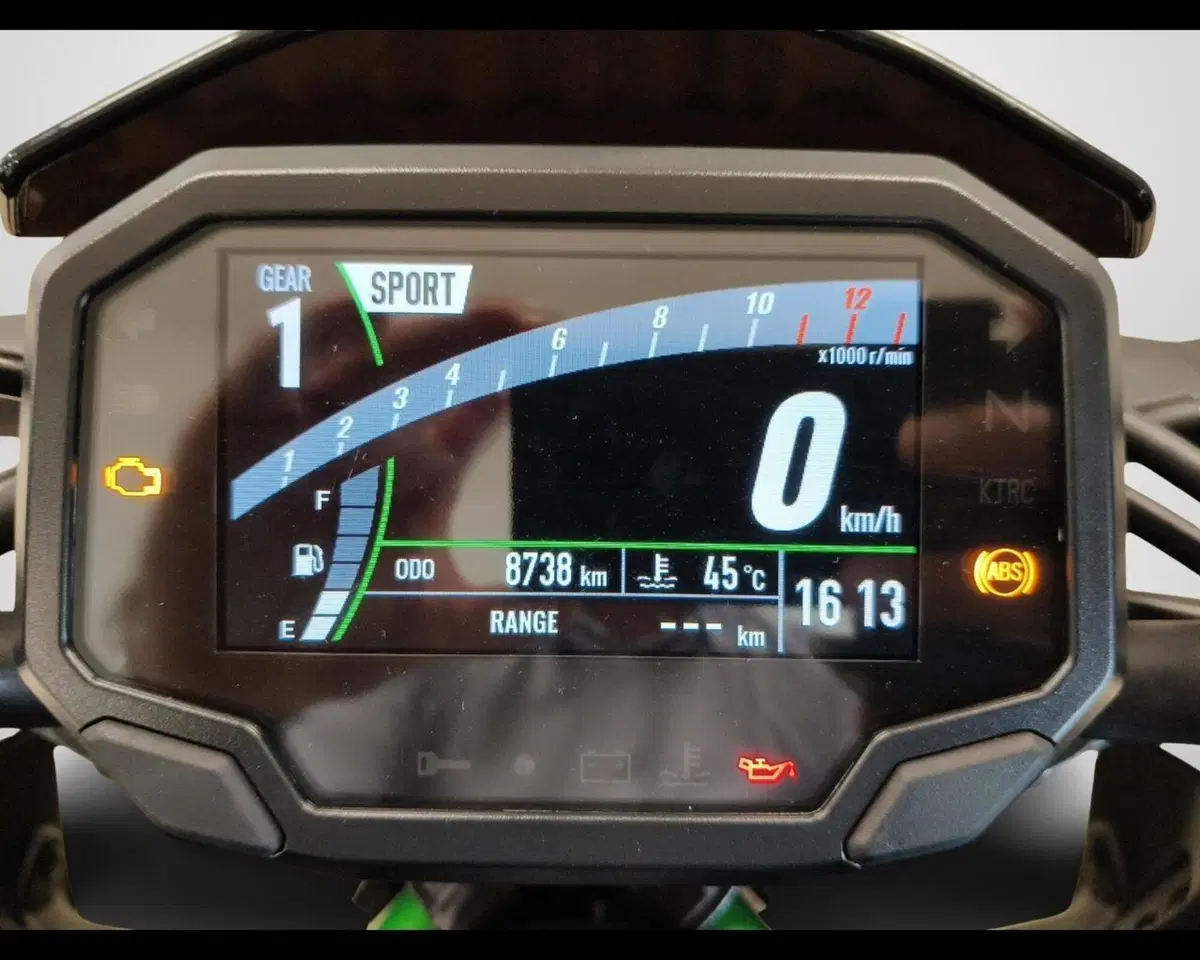 Kawasaki Z 900 (2025 - 26) (9)