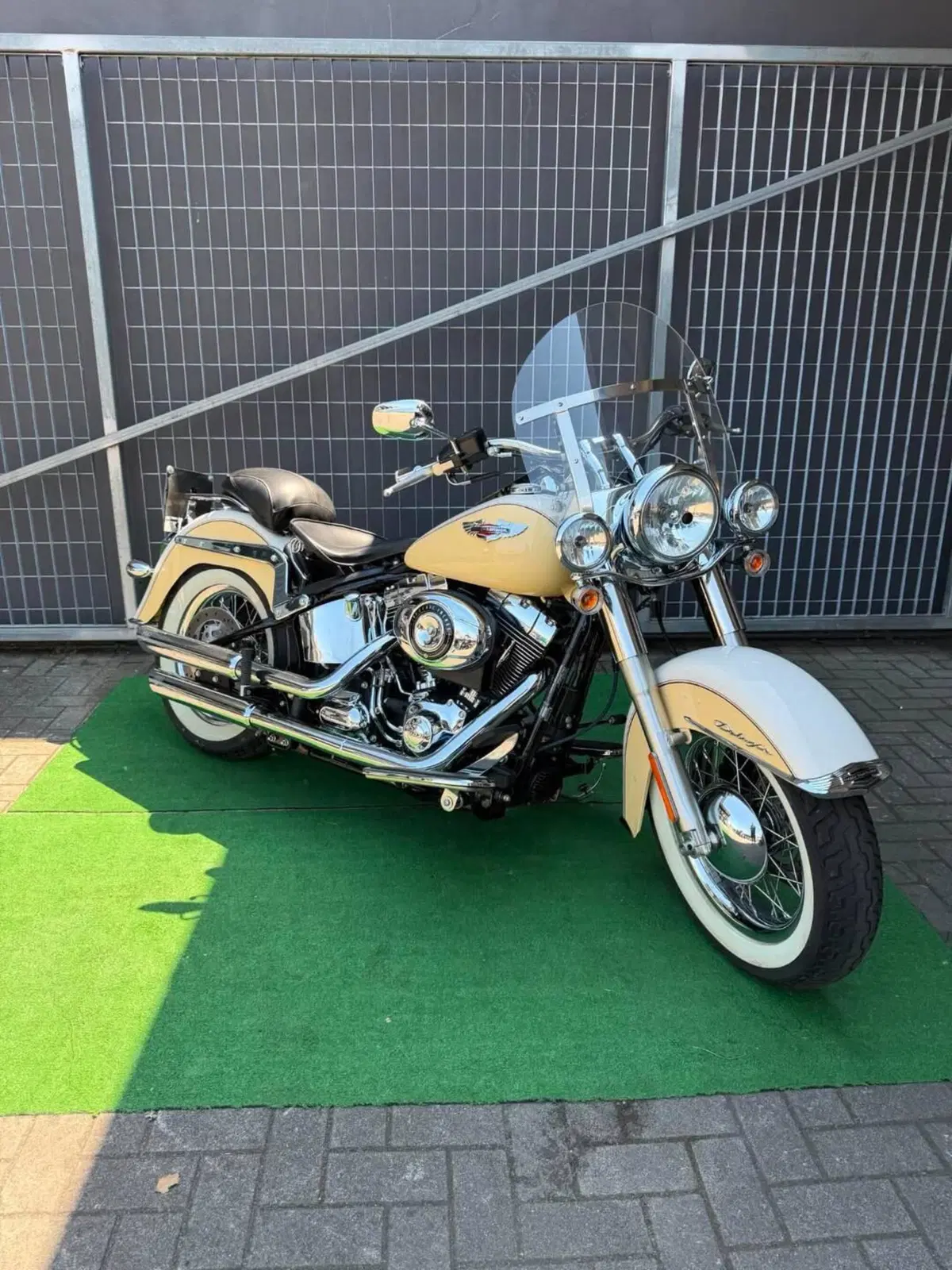 Harley-Davidson 1690 Deluxe ABS (2011 - 16) - FLSTN (3)