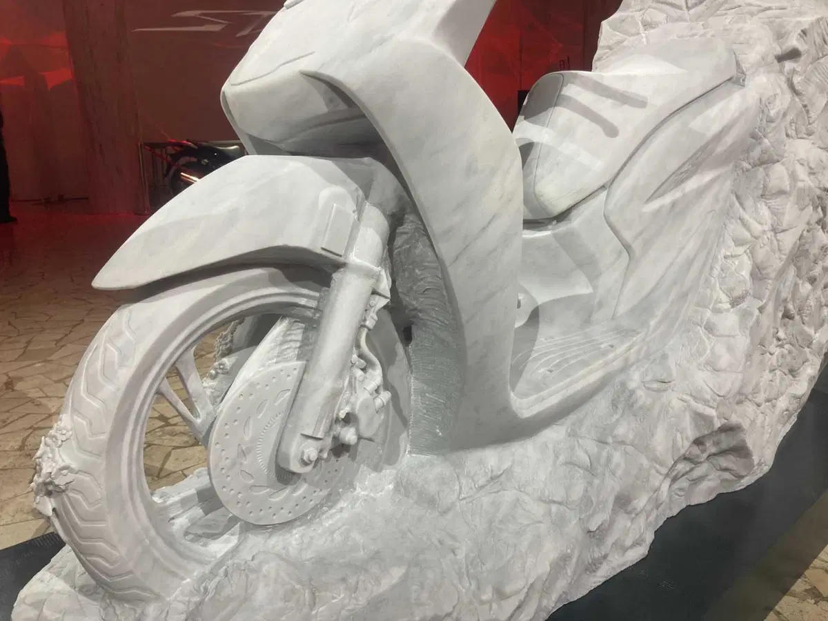 Honda: versione Marmo e scultura “Hanami” per i 25 anni dell'SH125 [GALLERY e VIDEO] (8)