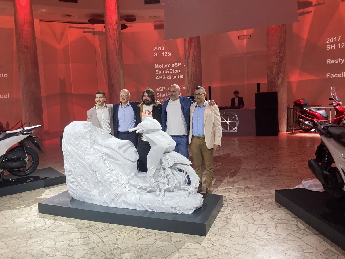 Honda: versione Marmo e scultura &ldquo;Hanami&rdquo; per i 25 anni dell'SH125 