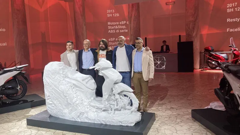 Honda: versione Marmo e scultura &ldquo;Hanami&rdquo; per i 25 anni dell'SH125 