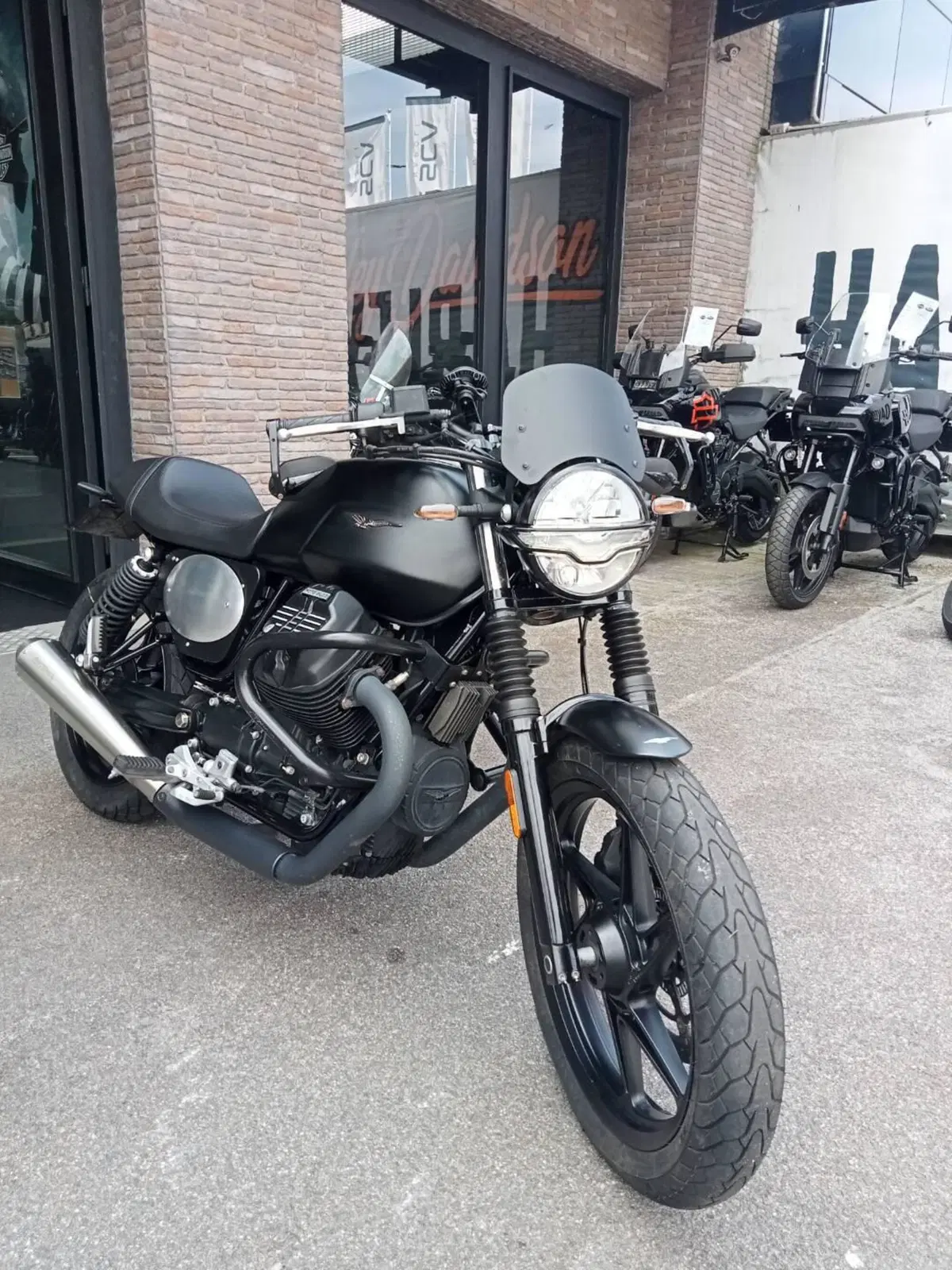 Moto Guzzi V7 Stone (2021 - 24) (2)