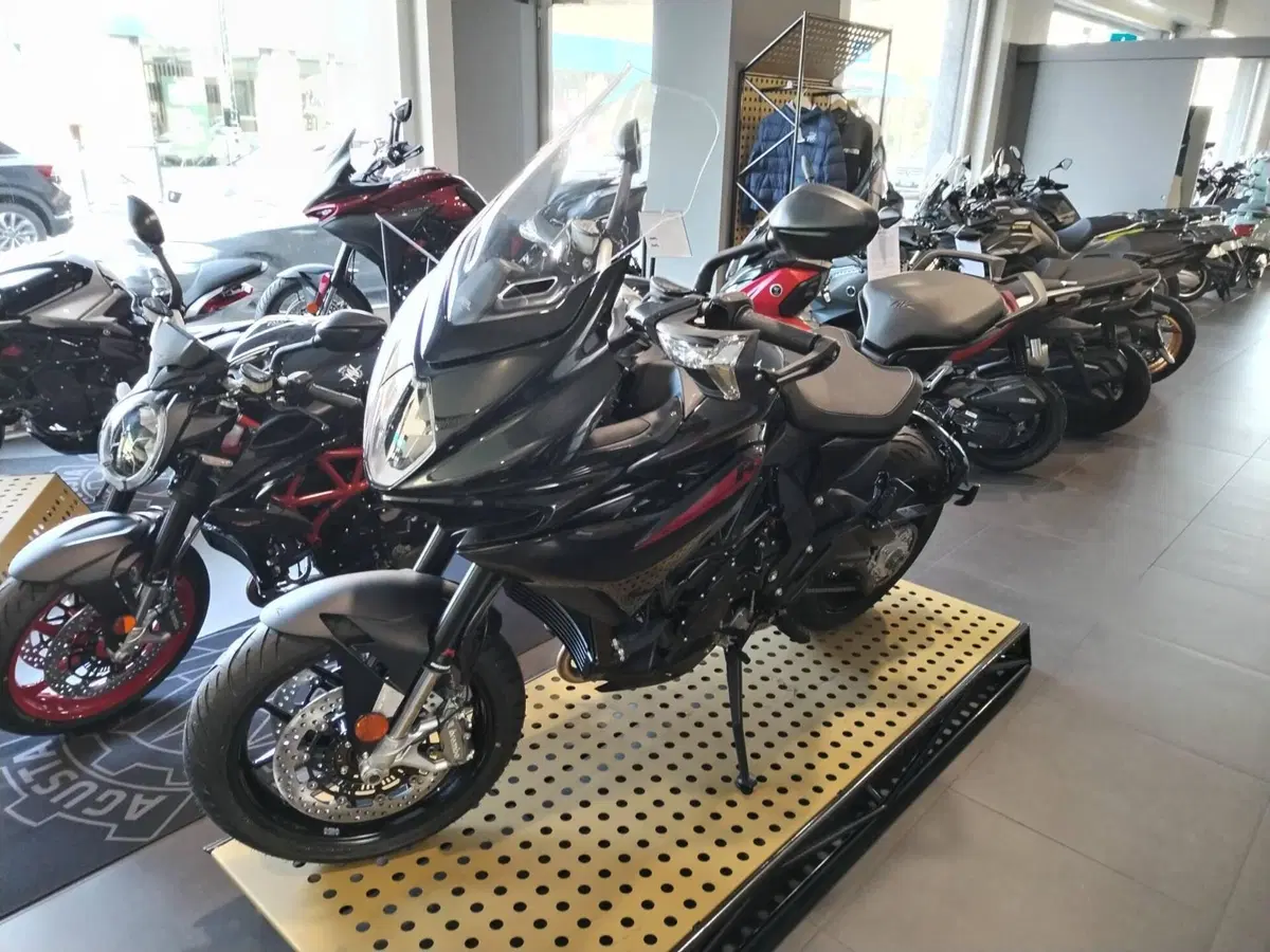 MV Agusta Turismo Veloce 800 R (2023 - 26) (2)