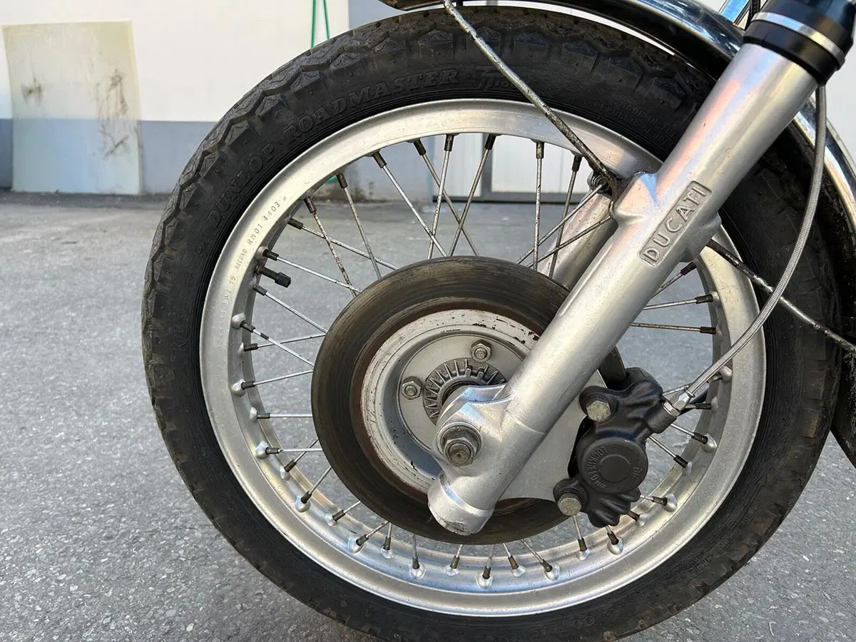 Ducati 750 GT (7)