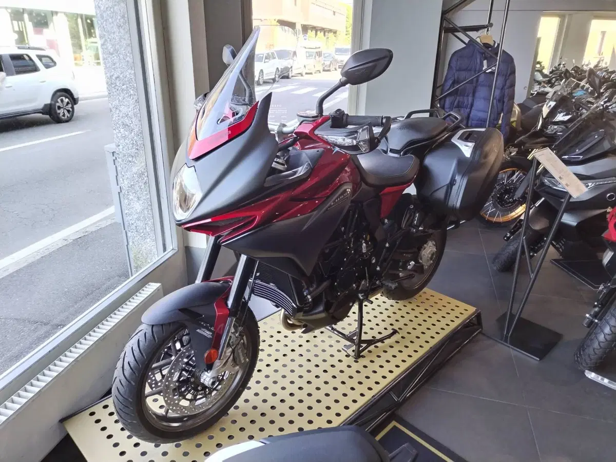 MV Agusta Turismo Veloce 800 Lusso SCS (2021 - 26) (2)