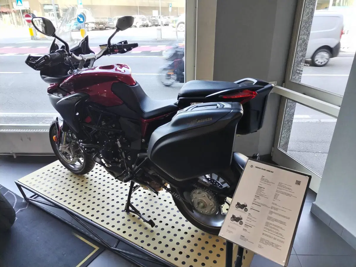 MV Agusta Turismo Veloce 800 Lusso SCS (2021 - 26) (3)
