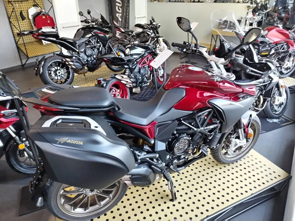 MV Agusta Turismo Veloce 800 Lusso SCS (2021 - 26) (4)
