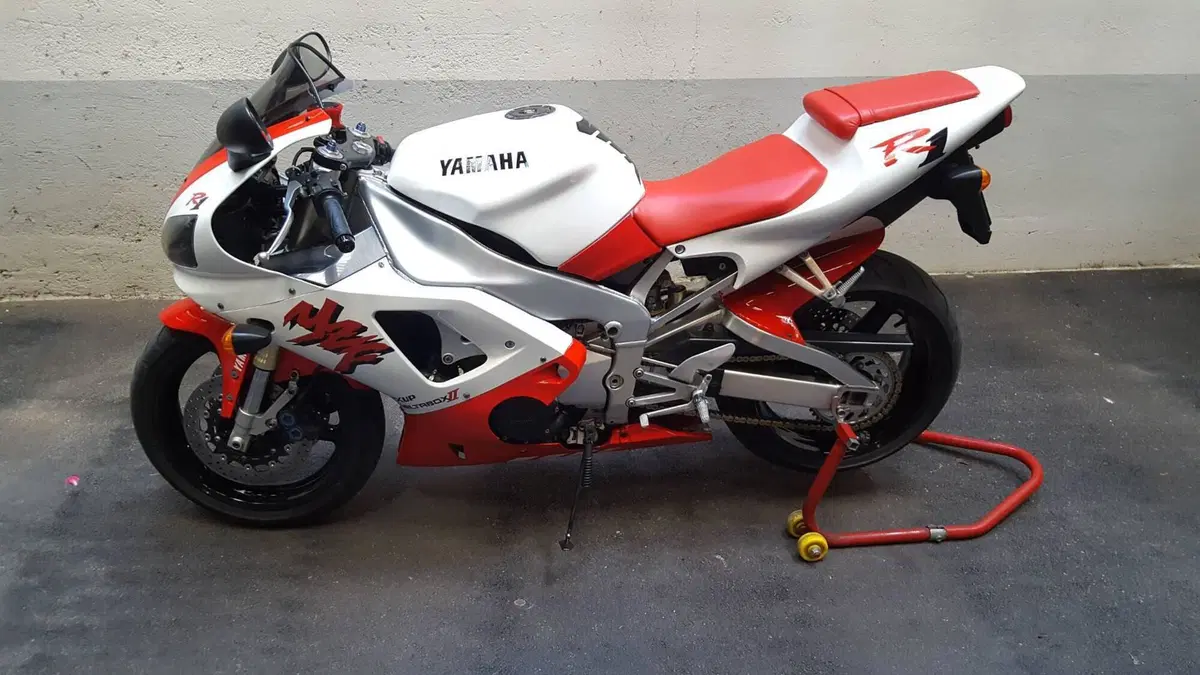 Yamaha yzf r1 (2)