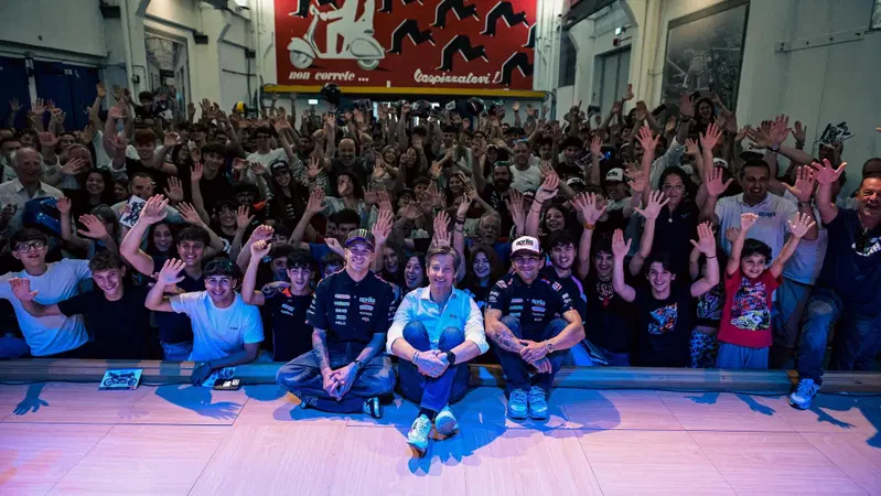 MotoGP 2026. GP d'Italia al Mugello. Marco Bezzecchi e Jorge Mart&iacute;n in visita alla Piaggio di Pontedera [FOTO e VIDEO]