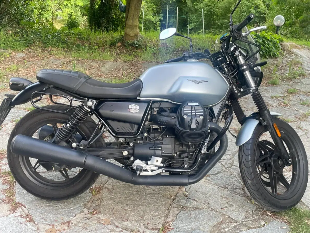 Moto Guzzi V7 Stone (2021 - 24)