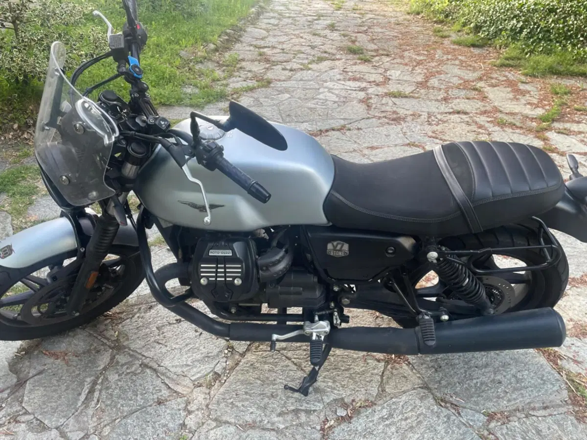 Moto Guzzi V7 Stone (2021 - 24) (2)