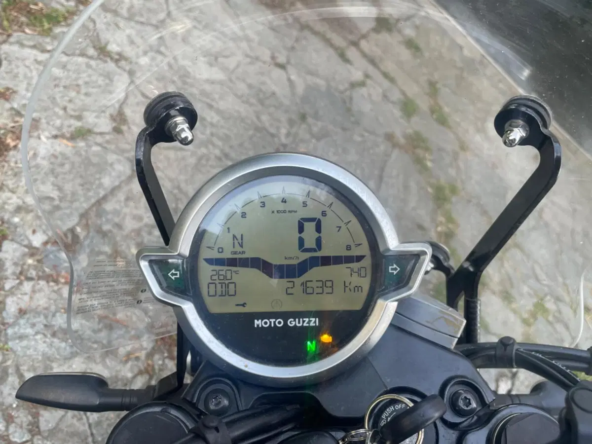Moto Guzzi V7 Stone (2021 - 24) (4)