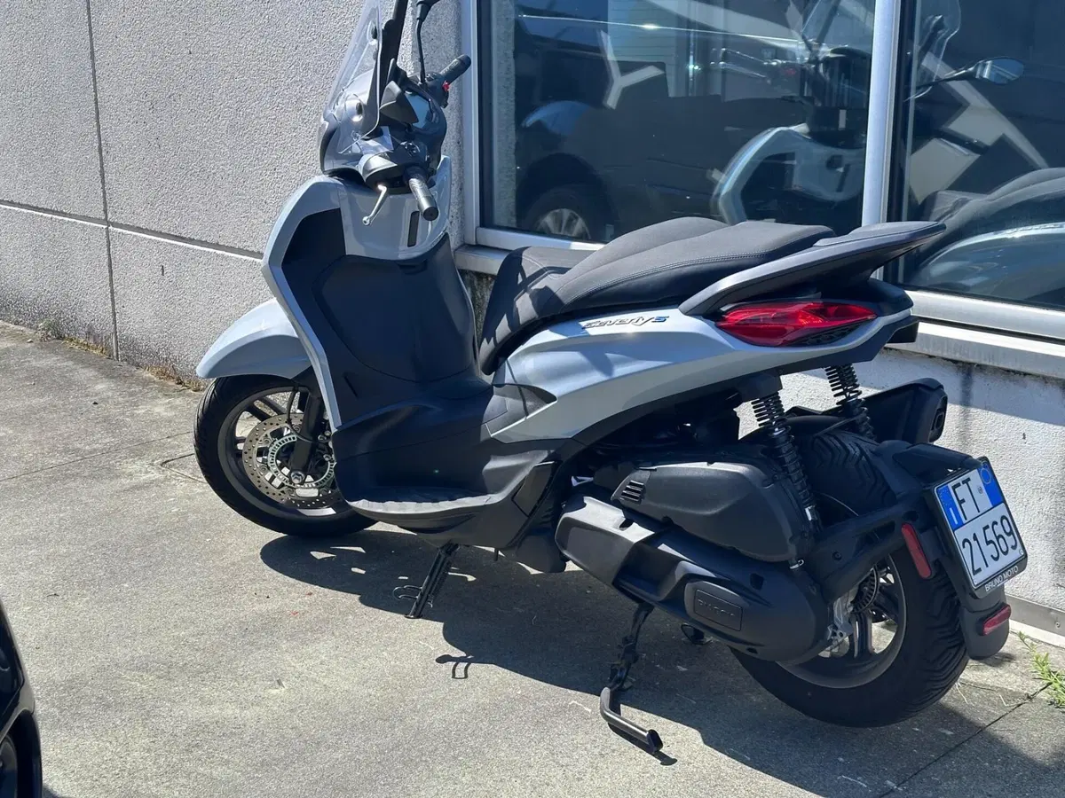Piaggio Beverly 400 S (2025 - 26) (4)