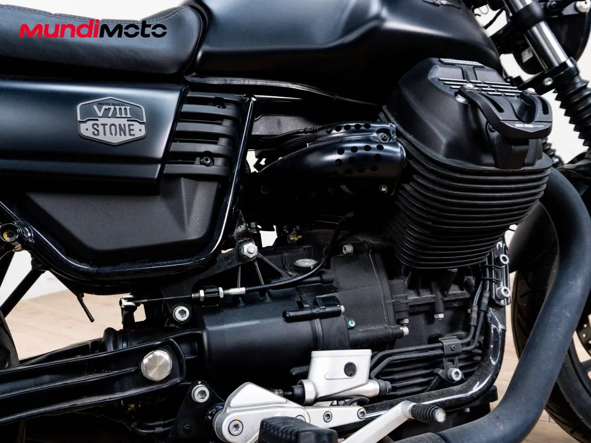 Moto Guzzi V7 III Stone Night Pack (2019 - 20) (4)