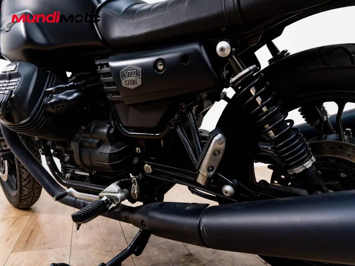 Moto Guzzi V7 III Stone Night Pack (2019 - 20) (10)