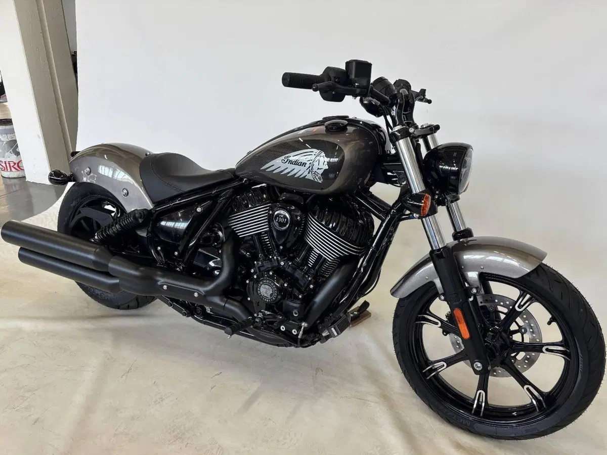Indian Chief 1890 Bobber Dark Horse (2021 - 26) (4)