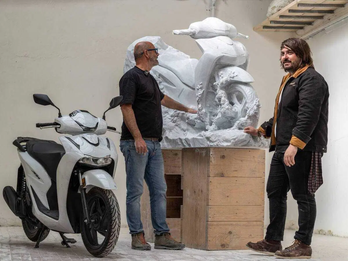 Honda: versione Marmo e scultura “Hanami” per 25 anni di SH125  (2)