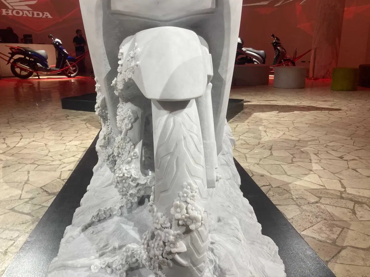 Honda: versione Marmo e scultura “Hanami” per 25 anni di SH125  (7)
