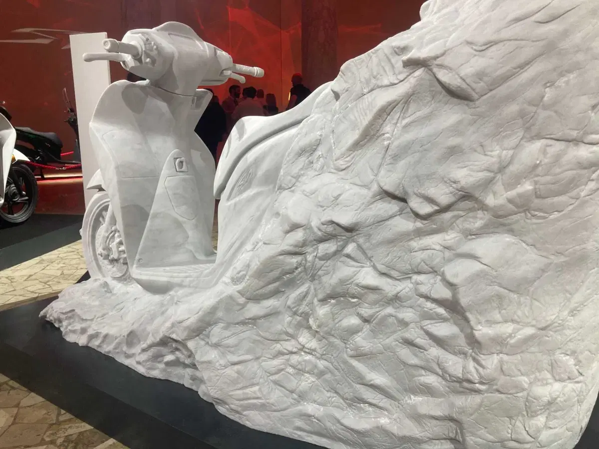 Honda: versione Marmo e scultura “Hanami” per 25 anni di SH125  (9)