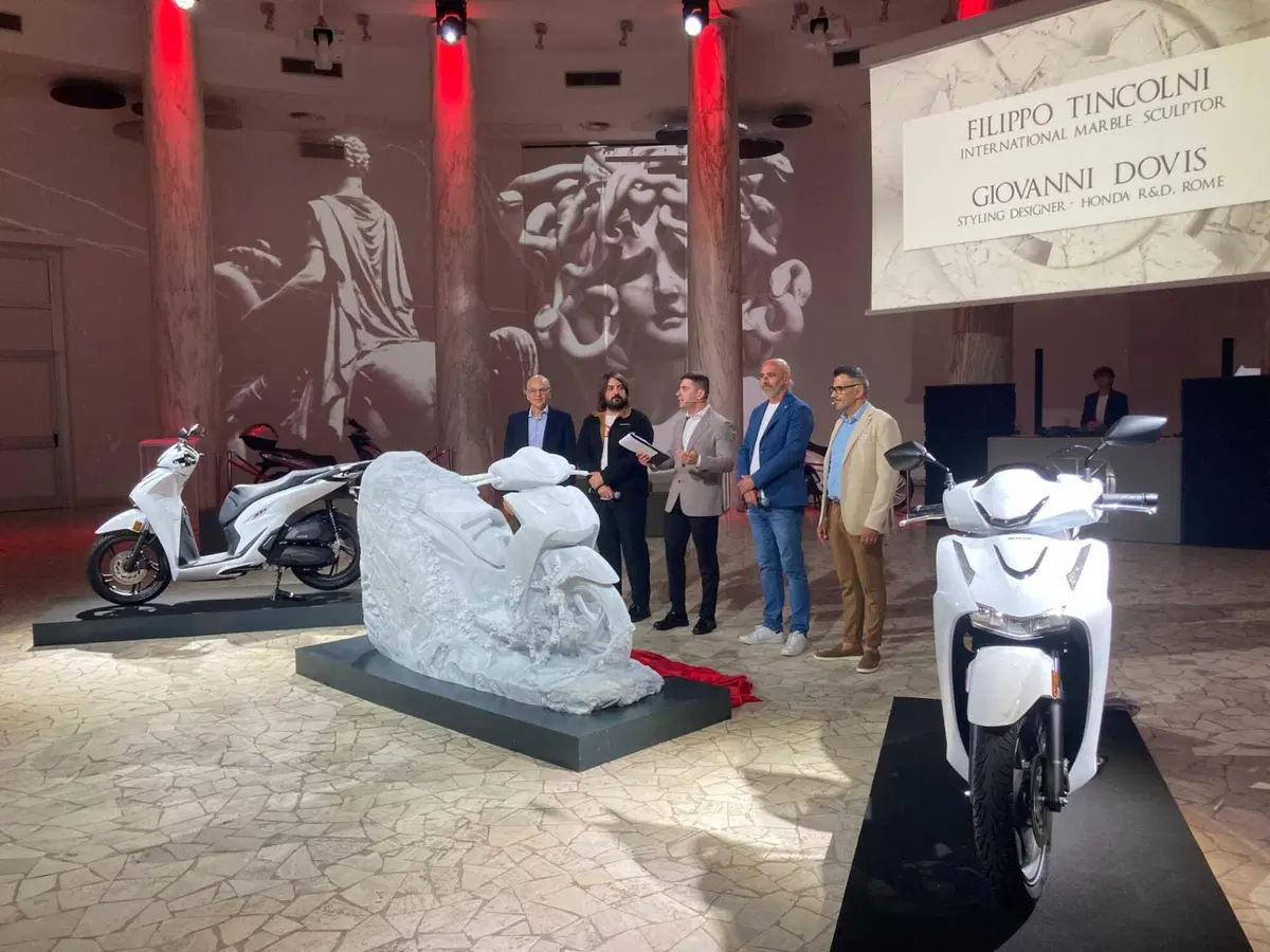 Honda: versione Marmo e scultura “Hanami” per 25 anni di SH125  (10)