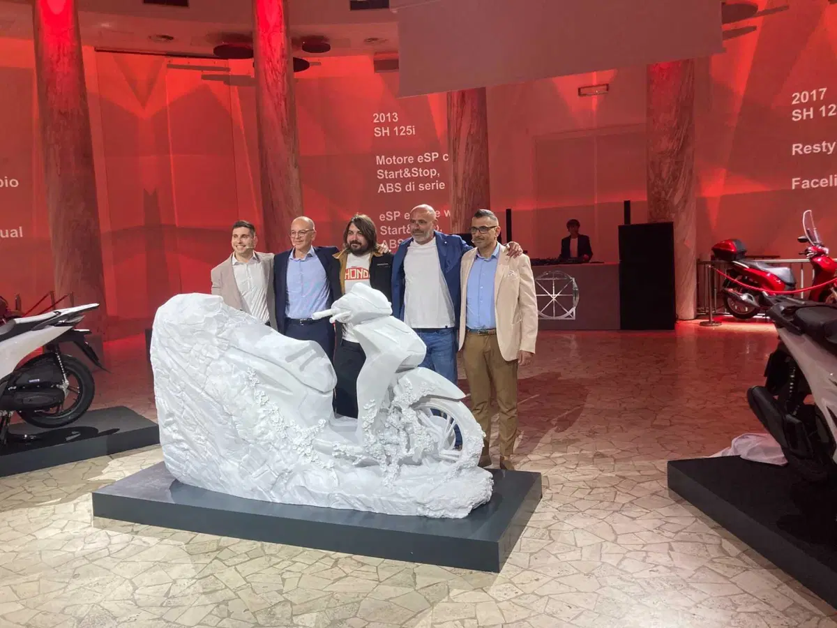 Honda: versione Marmo e scultura “Hanami” per 25 anni di SH125  (11)