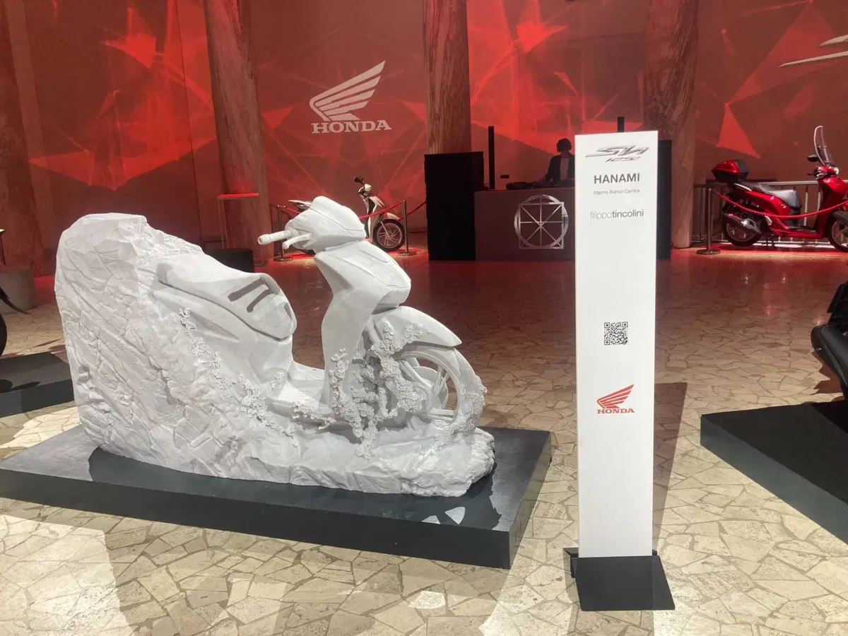 Honda: versione Marmo e scultura “Hanami” per 25 anni di SH125  (12)