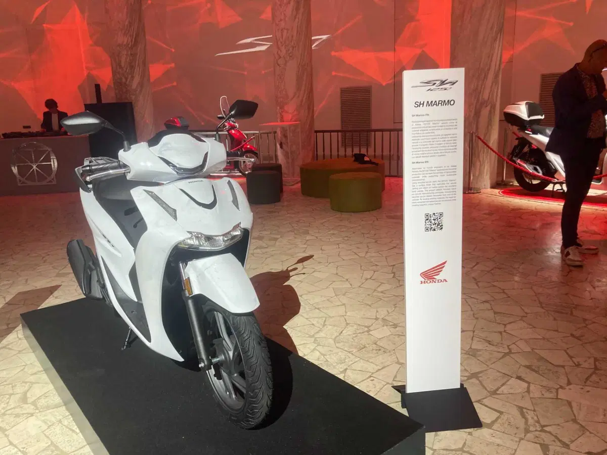 Honda: versione Marmo e scultura “Hanami” per 25 anni di SH125  (13)