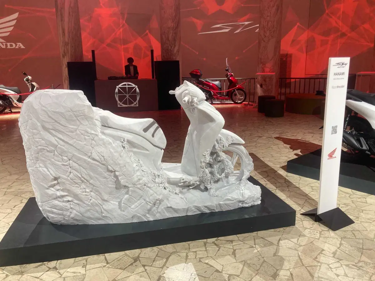 Honda: versione Marmo e scultura “Hanami” per 25 anni di SH125  (14)