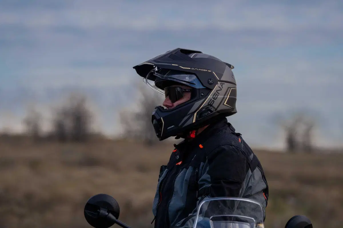 Sena Outlander: ecco il primo casco adventure con comunicazione integrata [GALLERY]