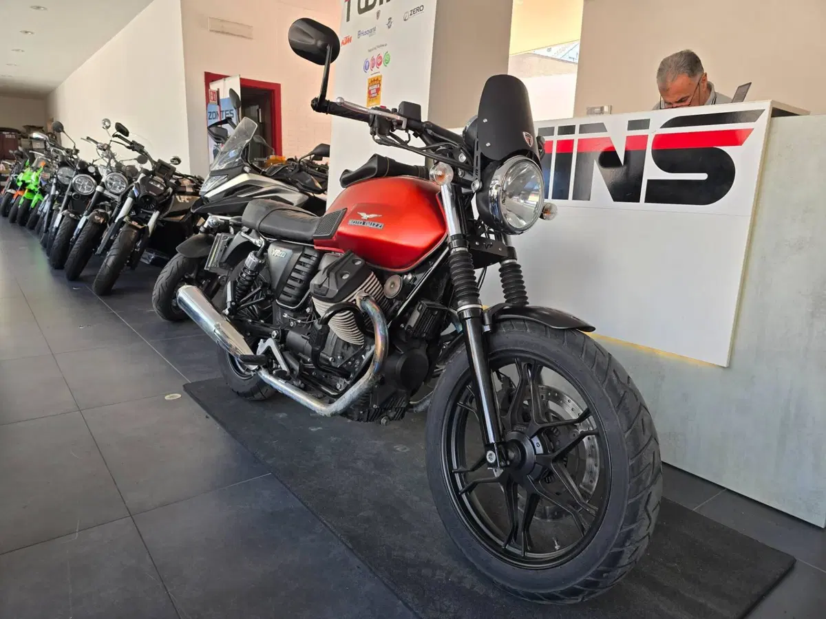 Moto Guzzi V7 II Stone (2015 - 17) (2)