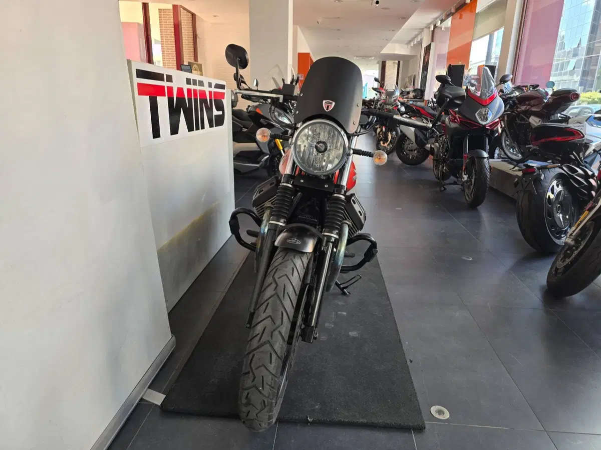Moto Guzzi V7 II Stone (2015 - 17) (3)