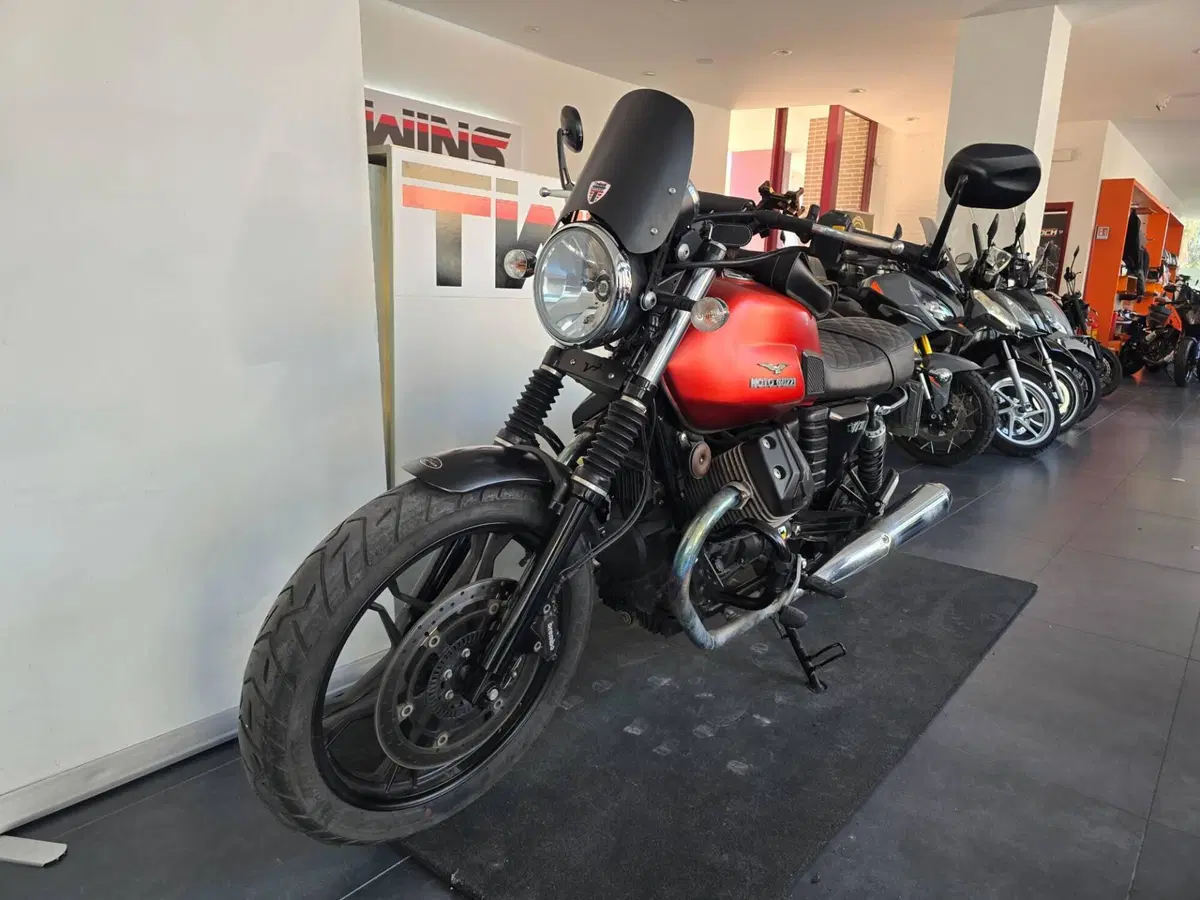 Moto Guzzi V7 II Stone (2015 - 17) (4)