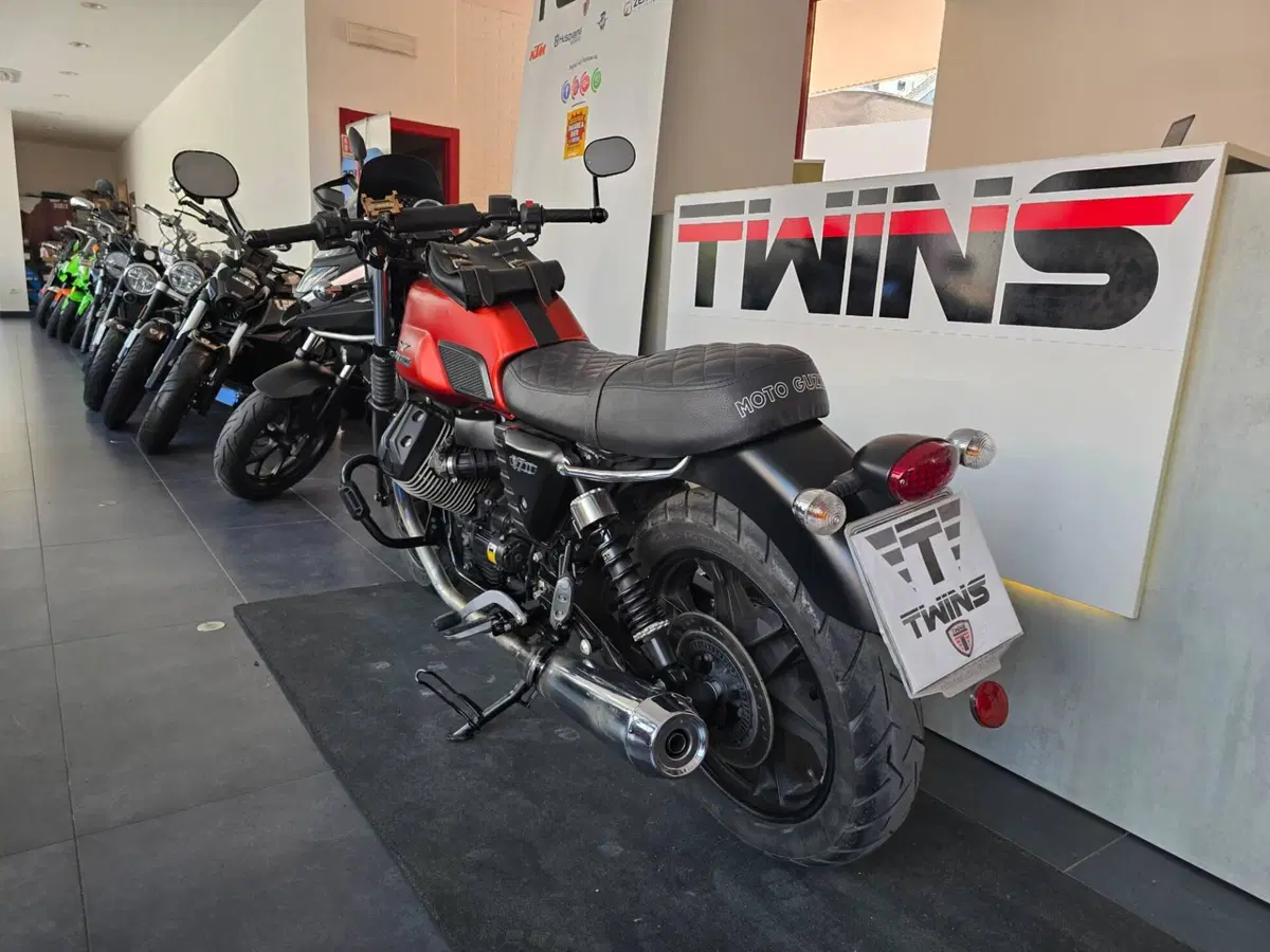 Moto Guzzi V7 II Stone (2015 - 17) (6)