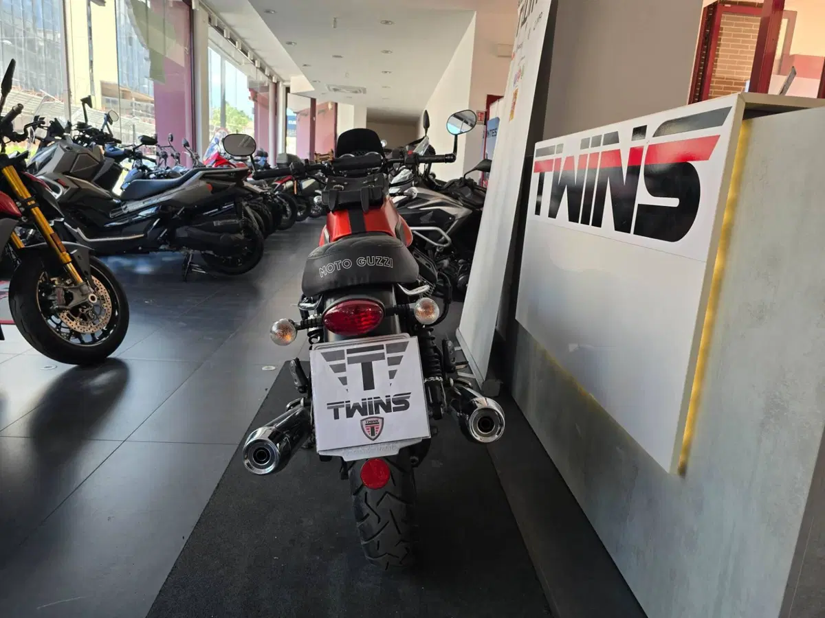 Moto Guzzi V7 II Stone (2015 - 17) (7)