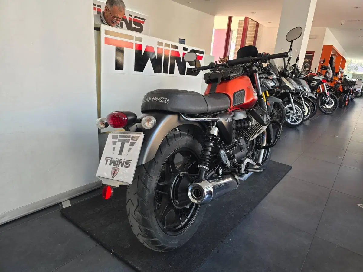 Moto Guzzi V7 II Stone (2015 - 17) (8)