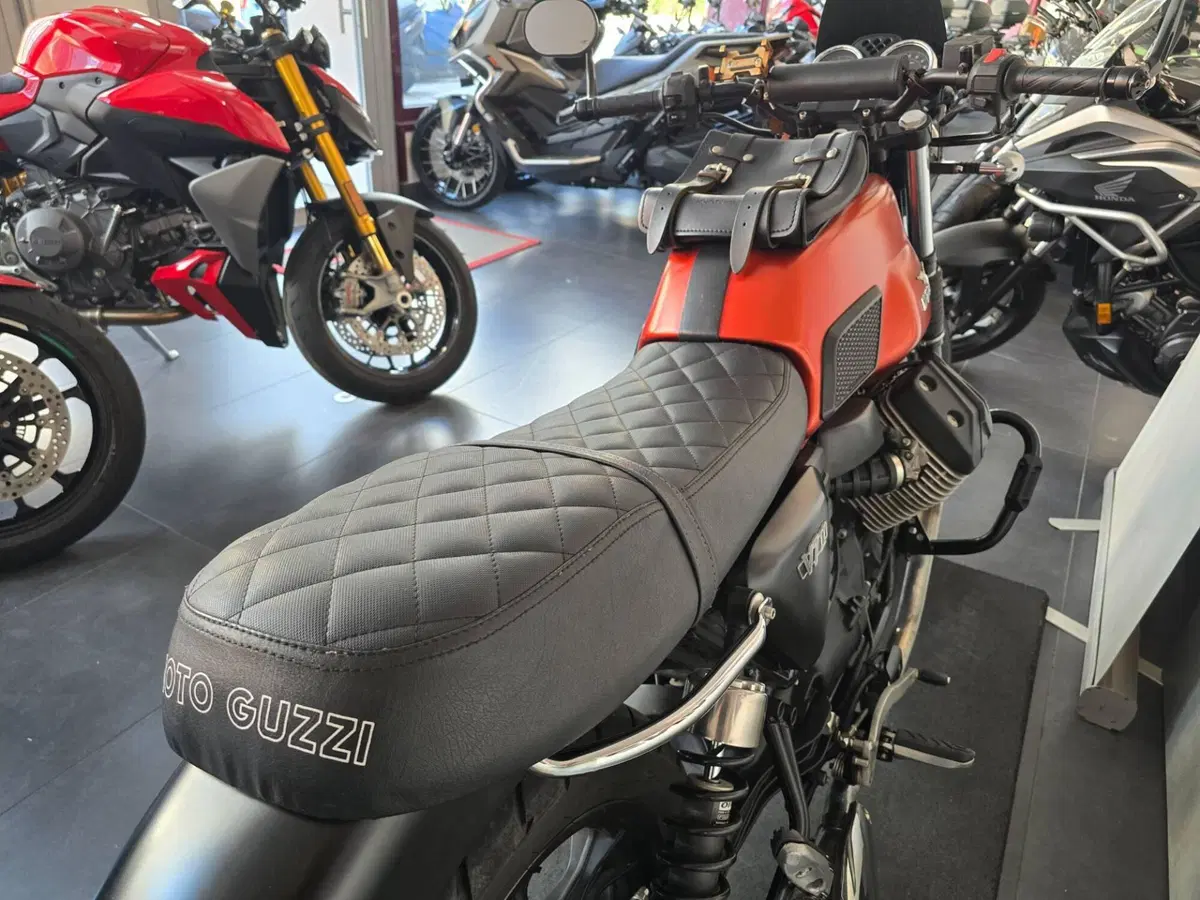Moto Guzzi V7 II Stone (2015 - 17) (9)