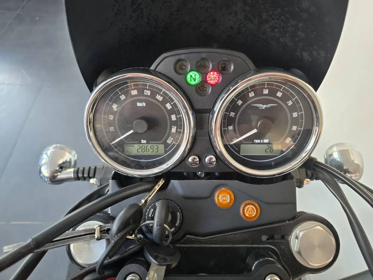 Moto Guzzi V7 II Stone (2015 - 17) (11)