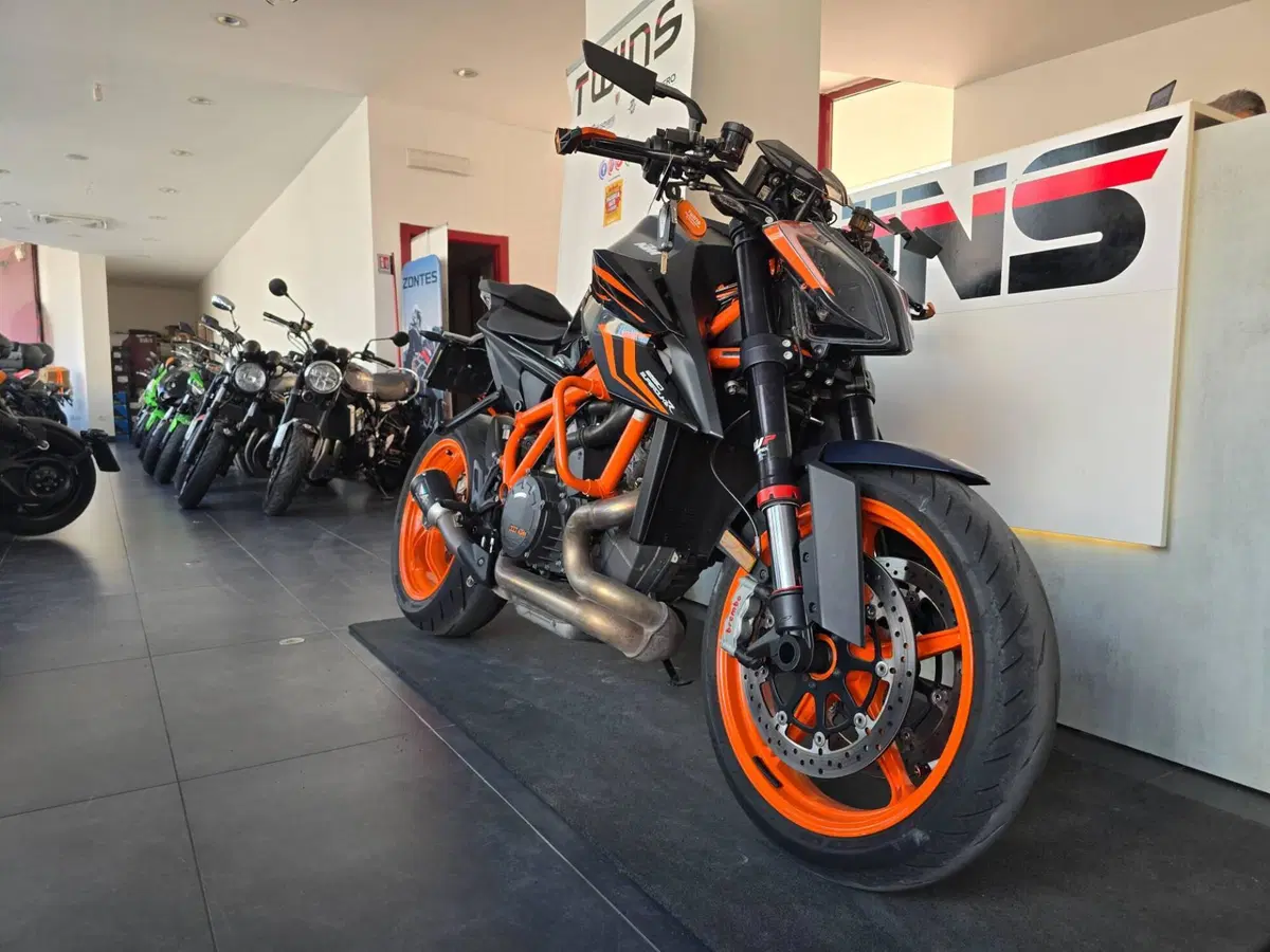 KTM 1290 Super Duke R (2022 - 23) (2)