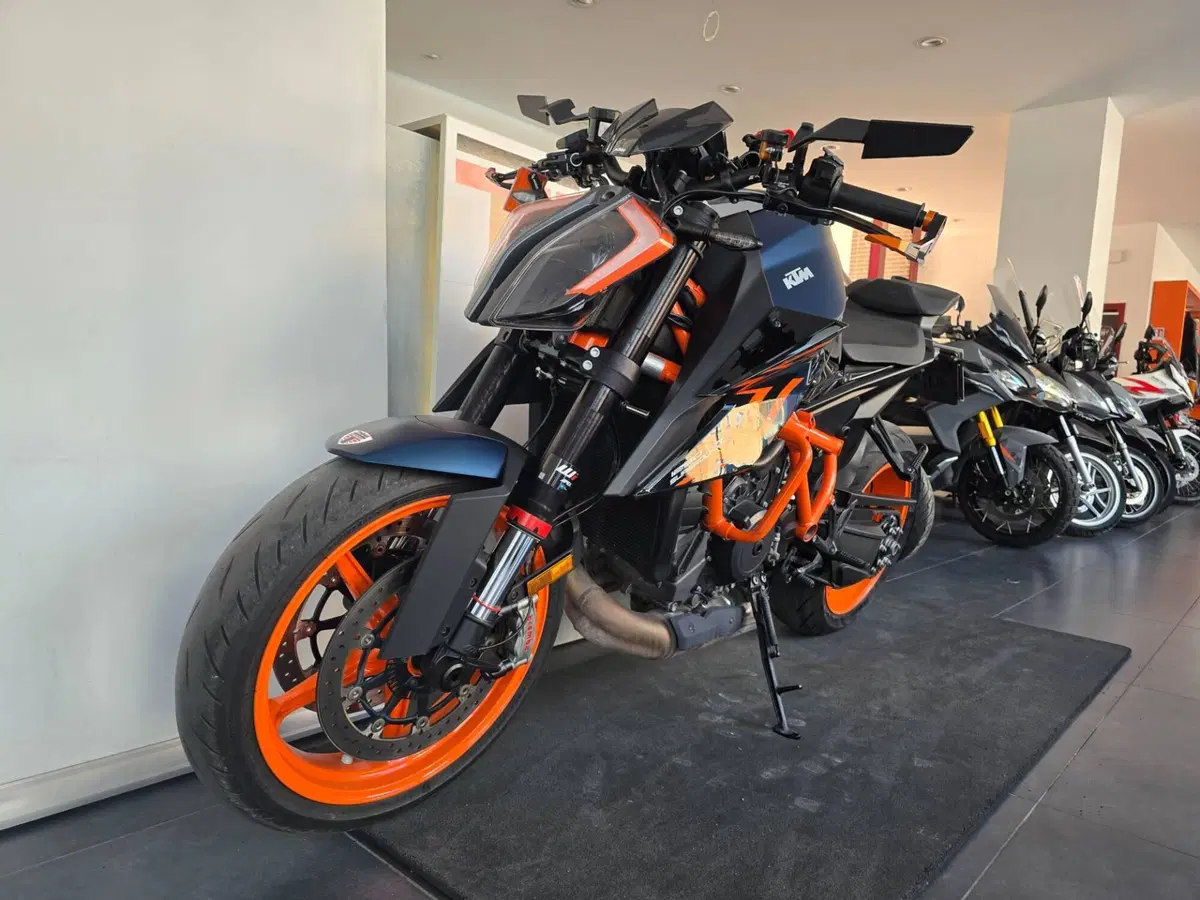 KTM 1290 Super Duke R (2022 - 23) (4)