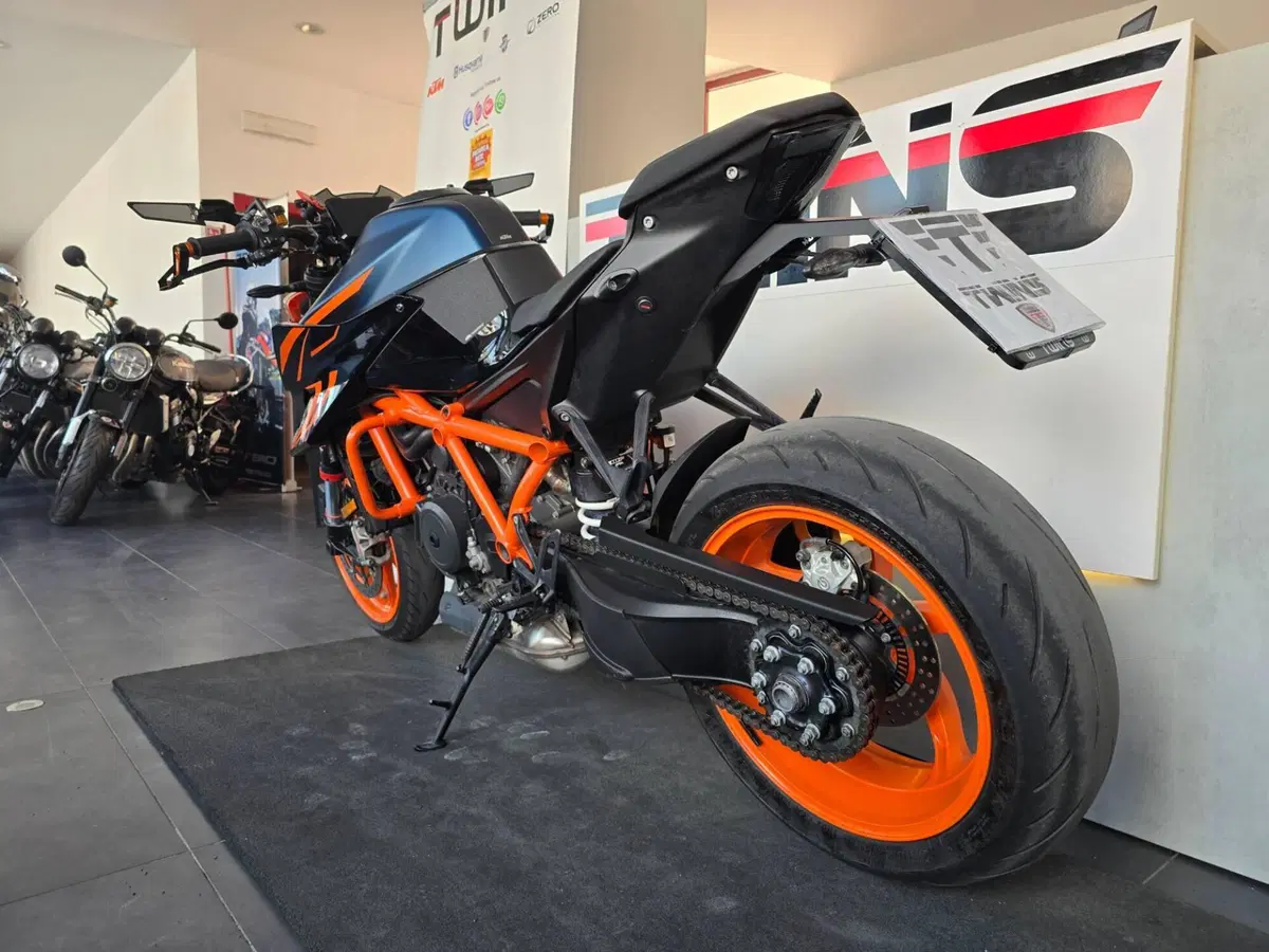 KTM 1290 Super Duke R (2022 - 23) (6)