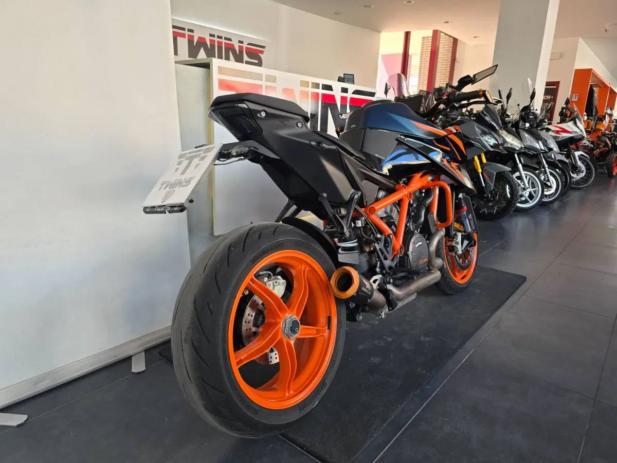 KTM 1290 Super Duke R (2022 - 23) (8)