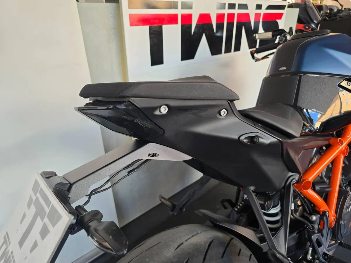 KTM 1290 Super Duke R (2022 - 23) (9)