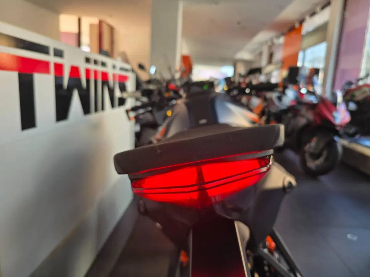 KTM 1290 Super Duke R (2022 - 23) (12)