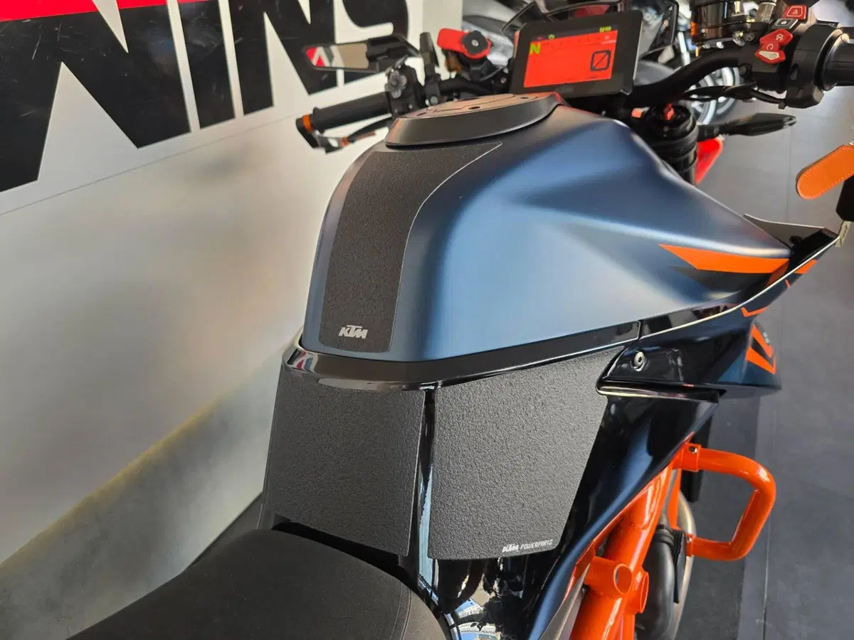 KTM 1290 Super Duke R (2022 - 23) (14)