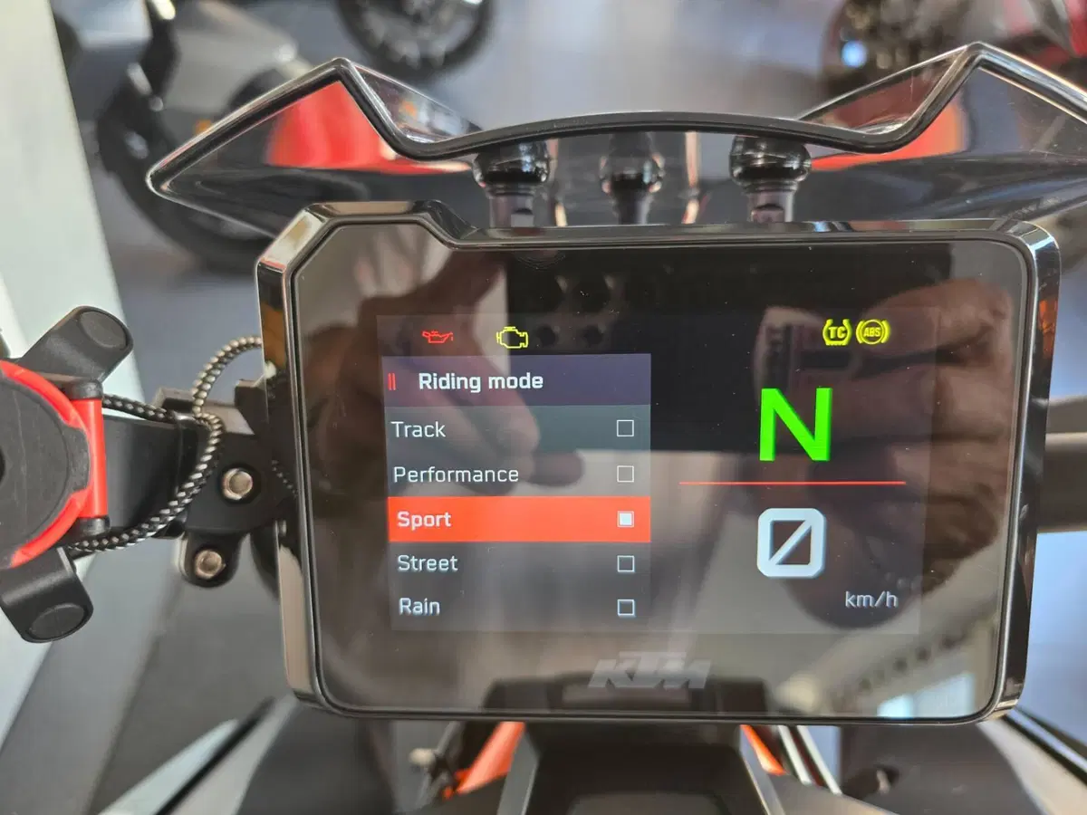 KTM 1290 Super Duke R (2022 - 23) (17)