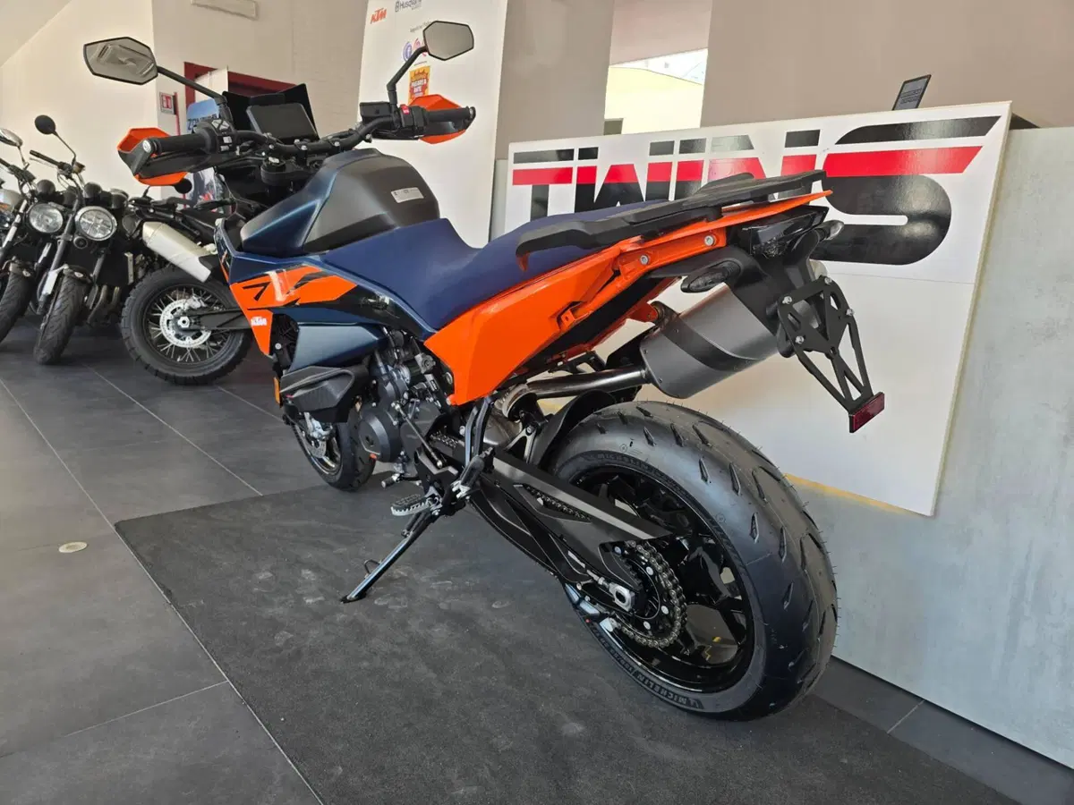 KTM 890 SMT (2026) (6)