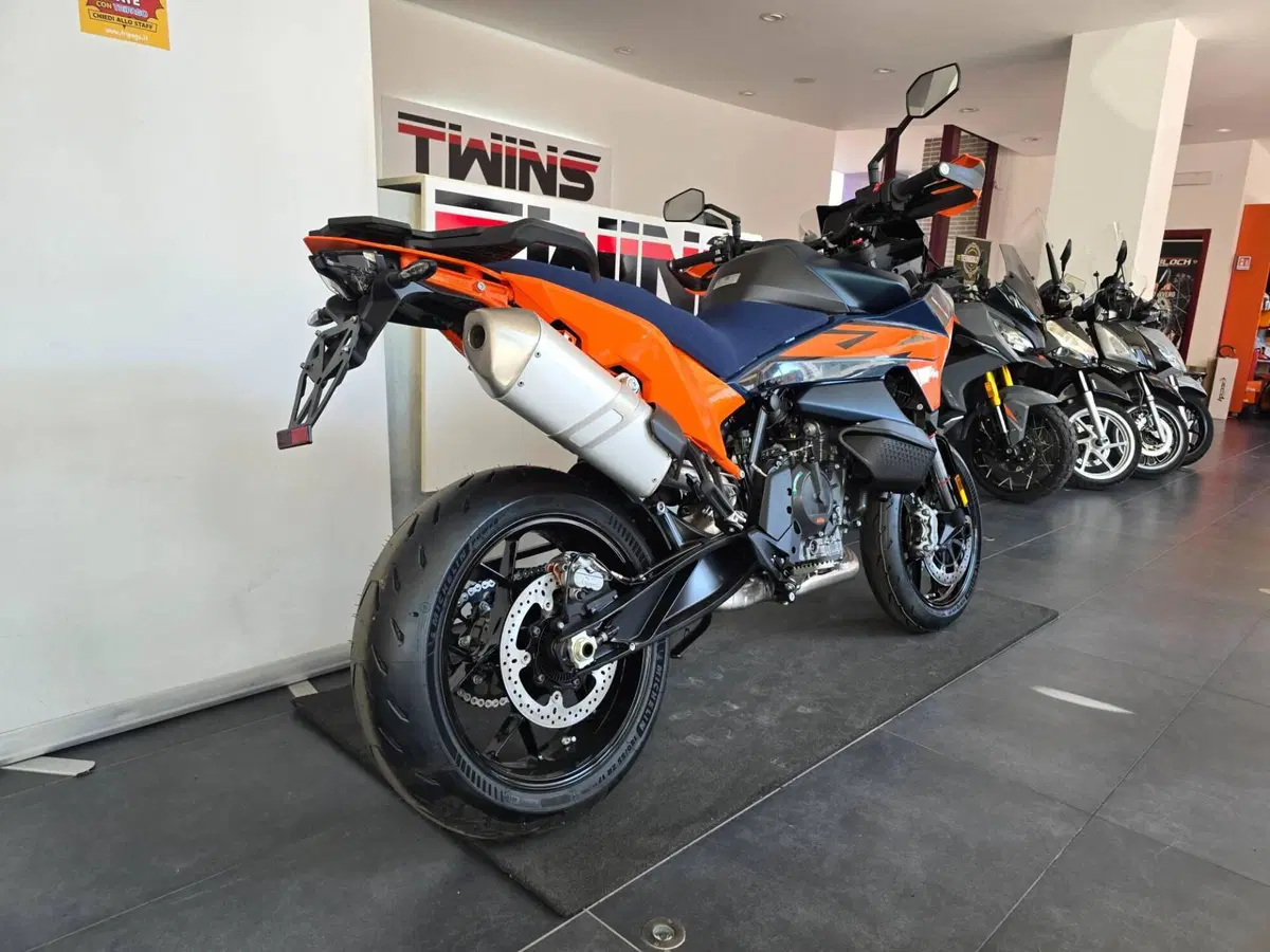 KTM 890 SMT (2026) (8)