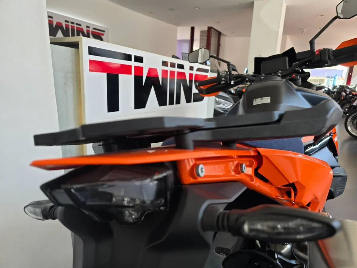 KTM 890 SMT (2026) (9)