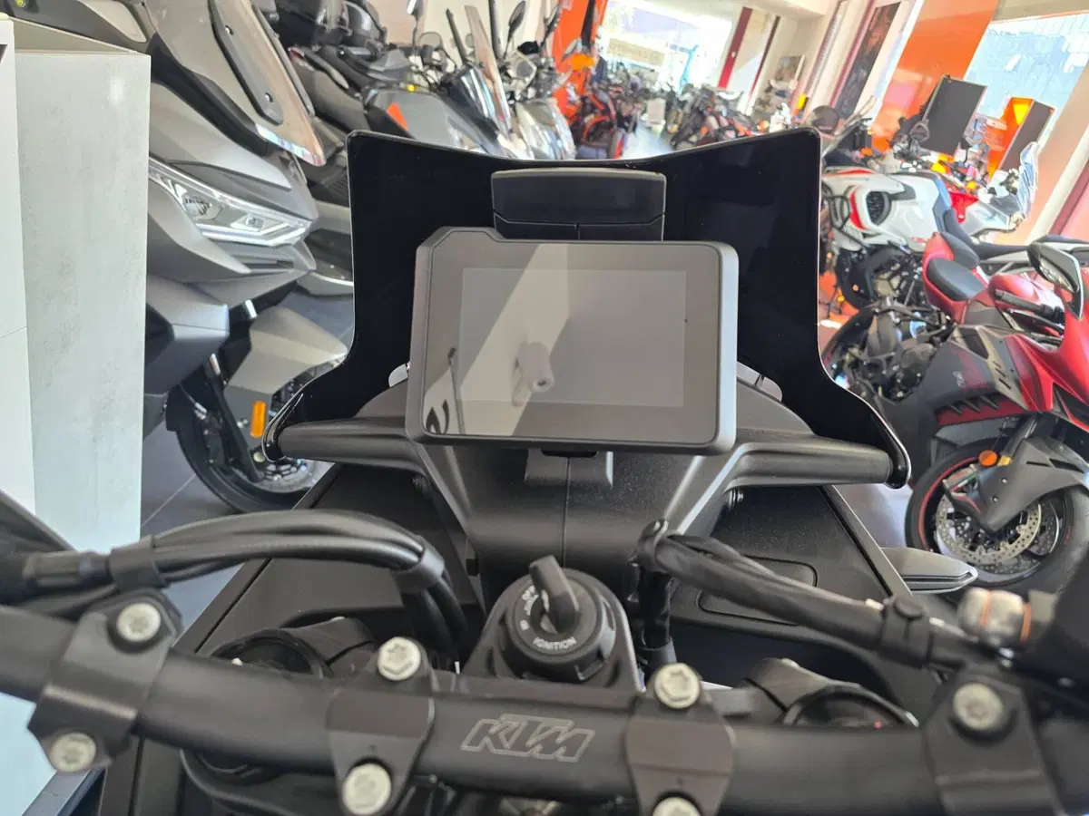 KTM 890 SMT (2026) (13)